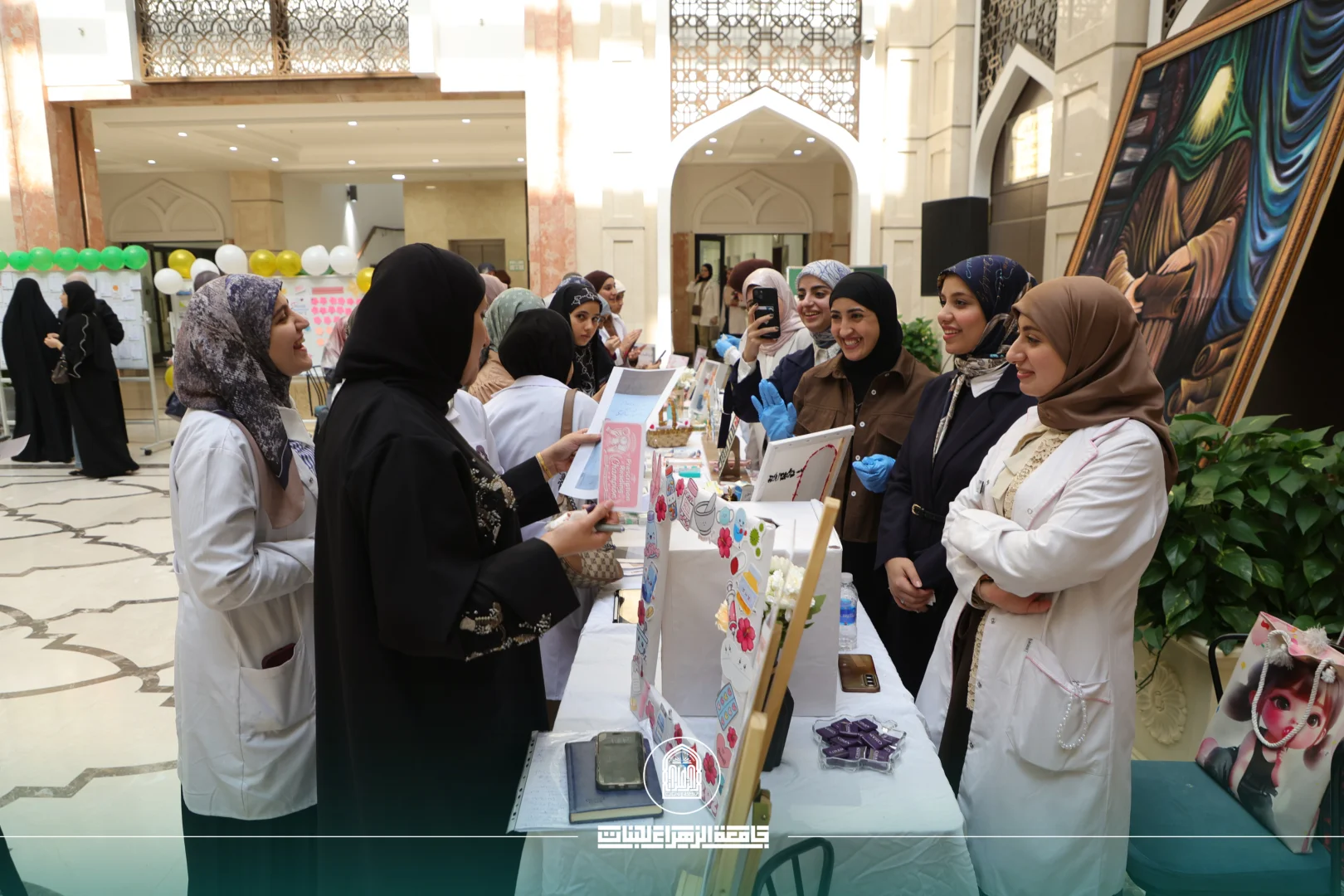 كلية الصيدلة تحتفي بيوم الصيادلة العالمي ببازار خيري ومشاركة طلابية مميزة