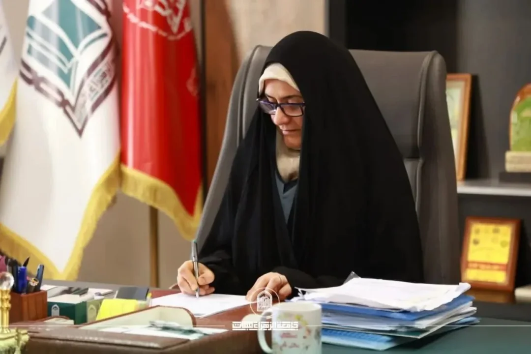 السيدة عميدة كلية التربية تُكرَّم بشهادة شكر وتقدير لمشاركتها في ملتقى "رواسي الثقافي"