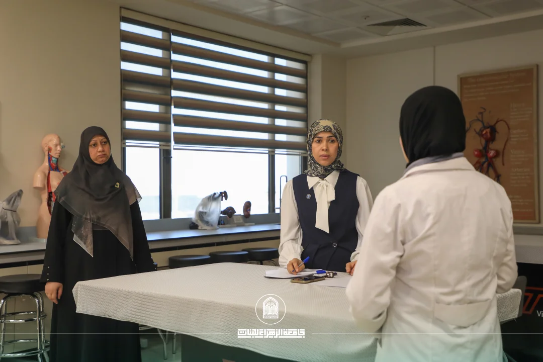 طالبات كلية الصيدلة يؤدين امتحان الأوسكي بعد تدريب سريري مكثف