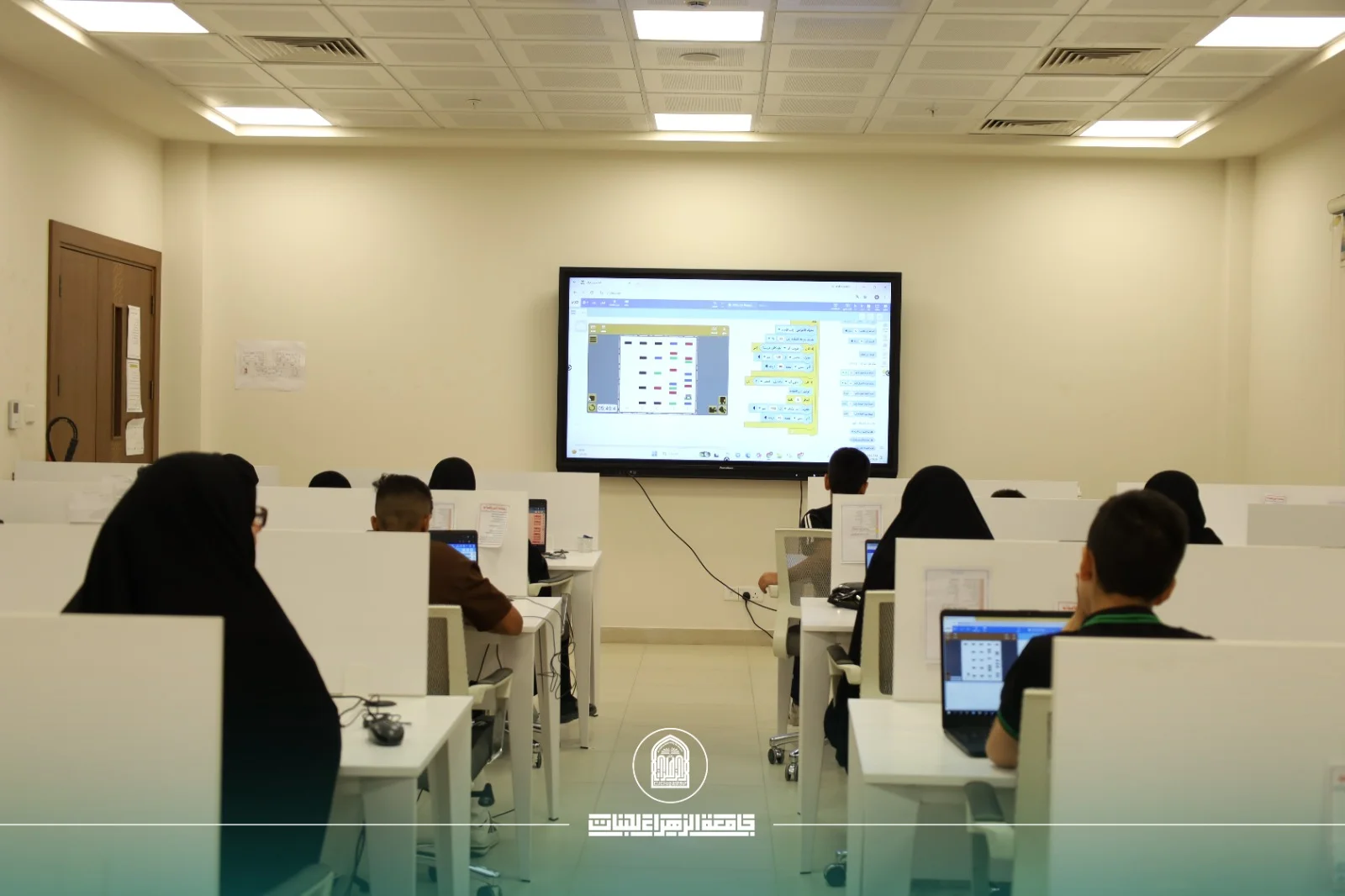 عميدة كلية التربية تتابع ميدانياً سير محاضرات دورة "المبرمج الصغير"