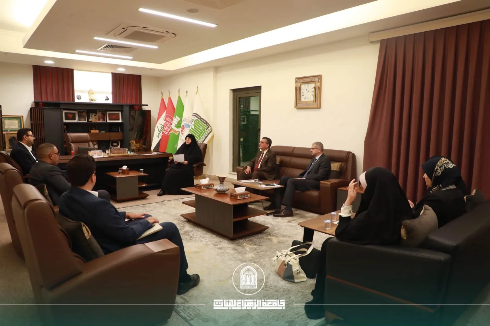 رئيسة جامعة الزهراء تستقبل وفداً من هيئة الصحة والتعليم الطبي لبحث تعزيز التعاون العلمي