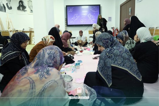 ورشة علمية بعنوان “تعلم صب الشمع: حرفة وإبداع” في كلية التربية