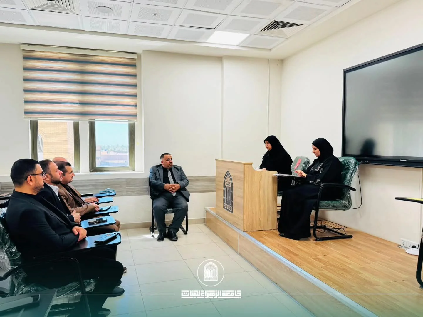 عميدة كلية الصيدلة تبحث مع الملاك التدريسي استعدادات تنفيذ برنامج التدريب الصيفي لطالبات الكلية