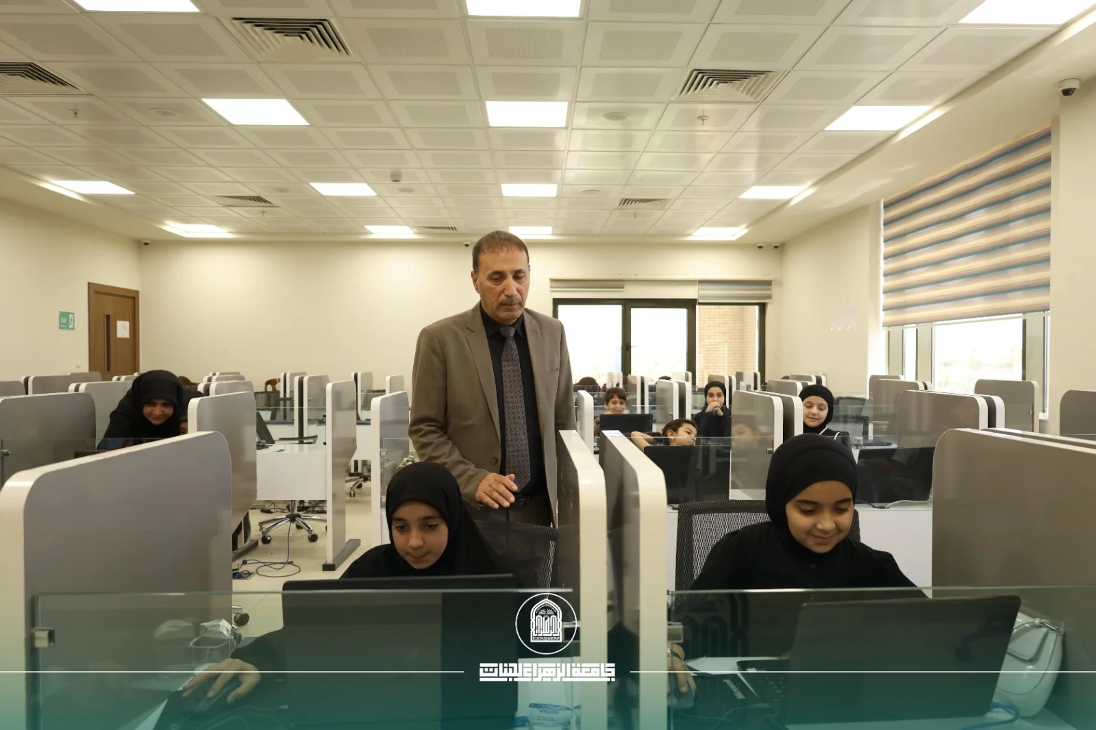 السيد المعاون الإداري لعميدة كلية التربية يطّلع على سير دورة "المبرمج الصغير" في جامعة الزهراء (عليها السلام) للبنات