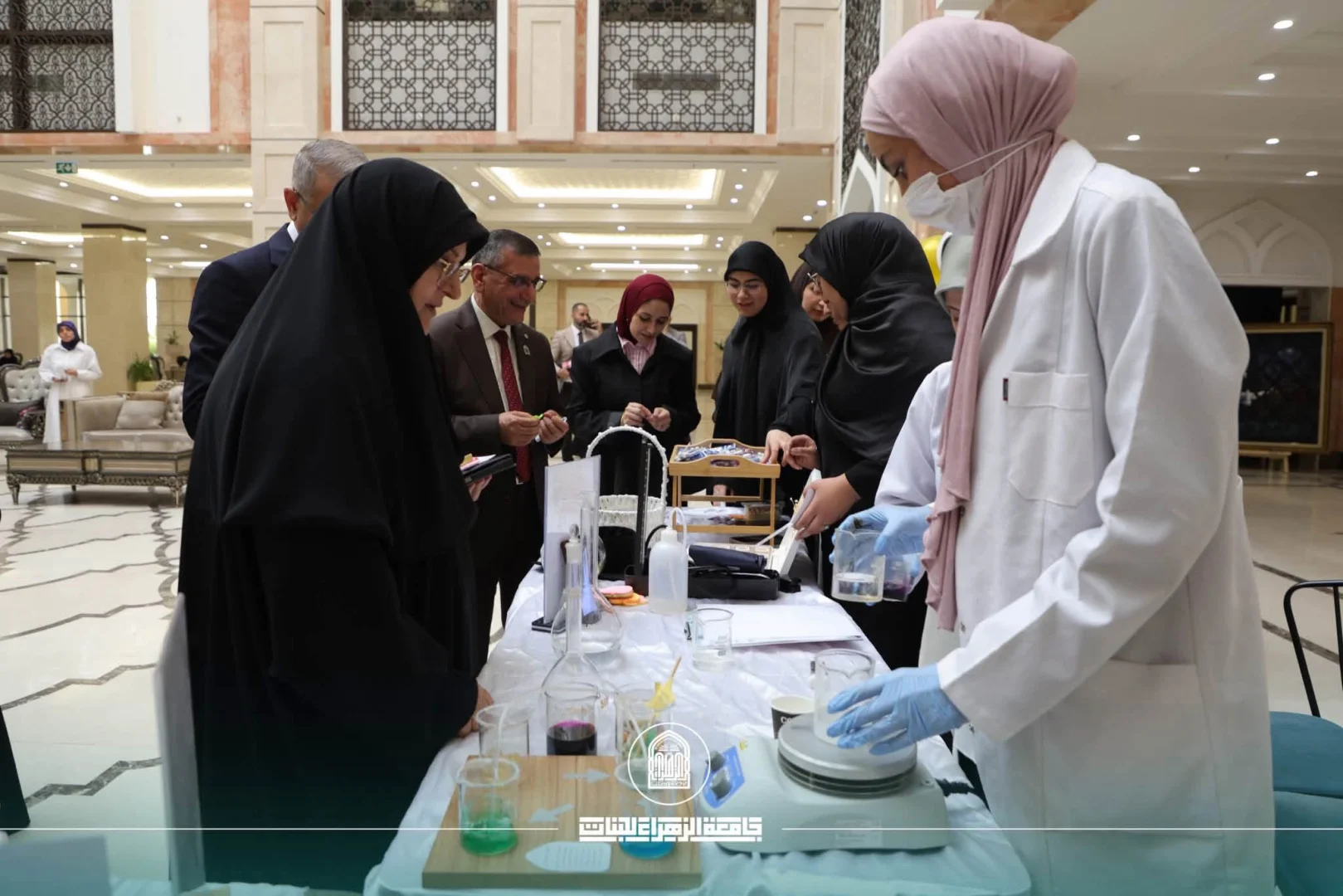 طالبات كلية الصيدلة في جامعة الزهراء يُحيين يوم الصيادلة العالمي