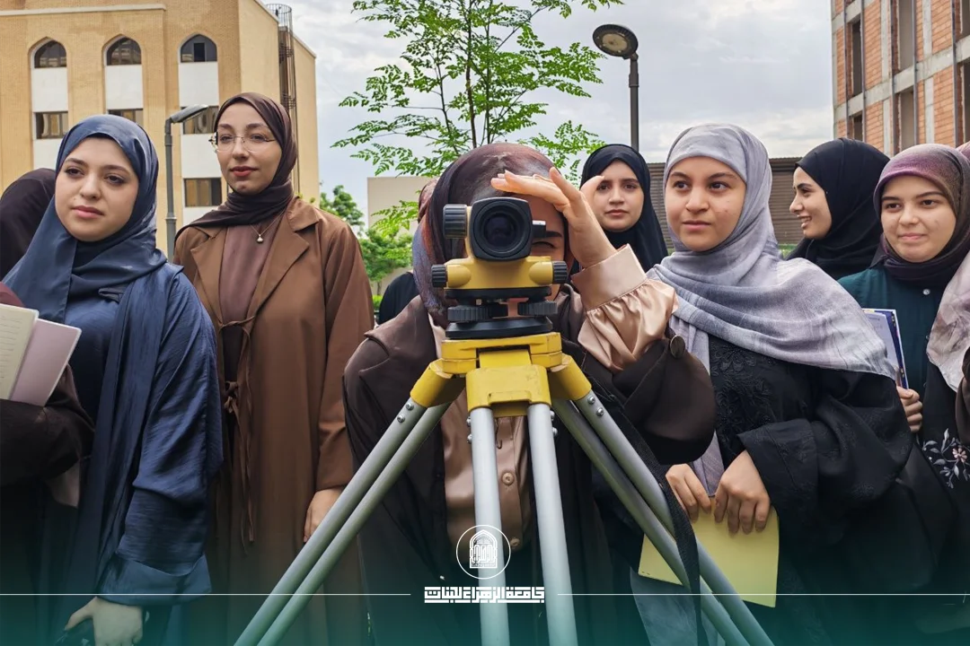 على أرض الواقع.. طالبات العمارة يختبرن دقة المساحة