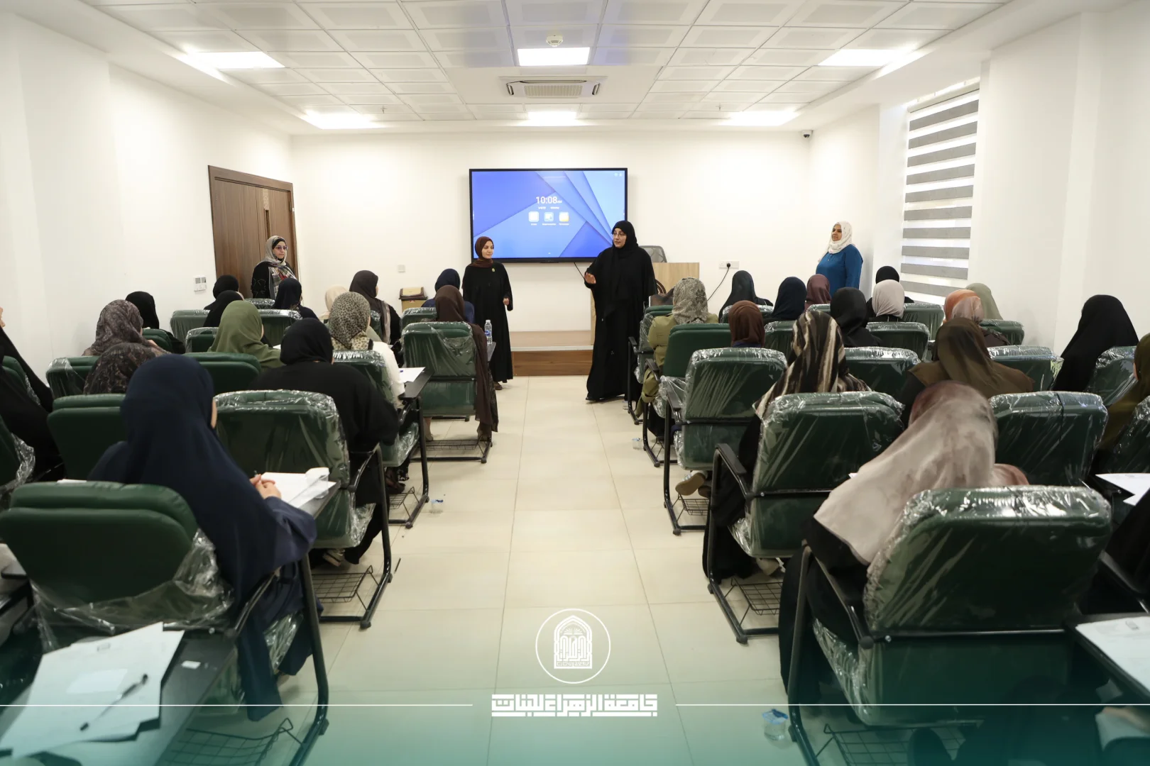 لعميدة تتفقد القاعات الامتحانية للمرحلة الأولى وتؤكد توفير بيئة داعمة لبداية أكاديمية رصينة