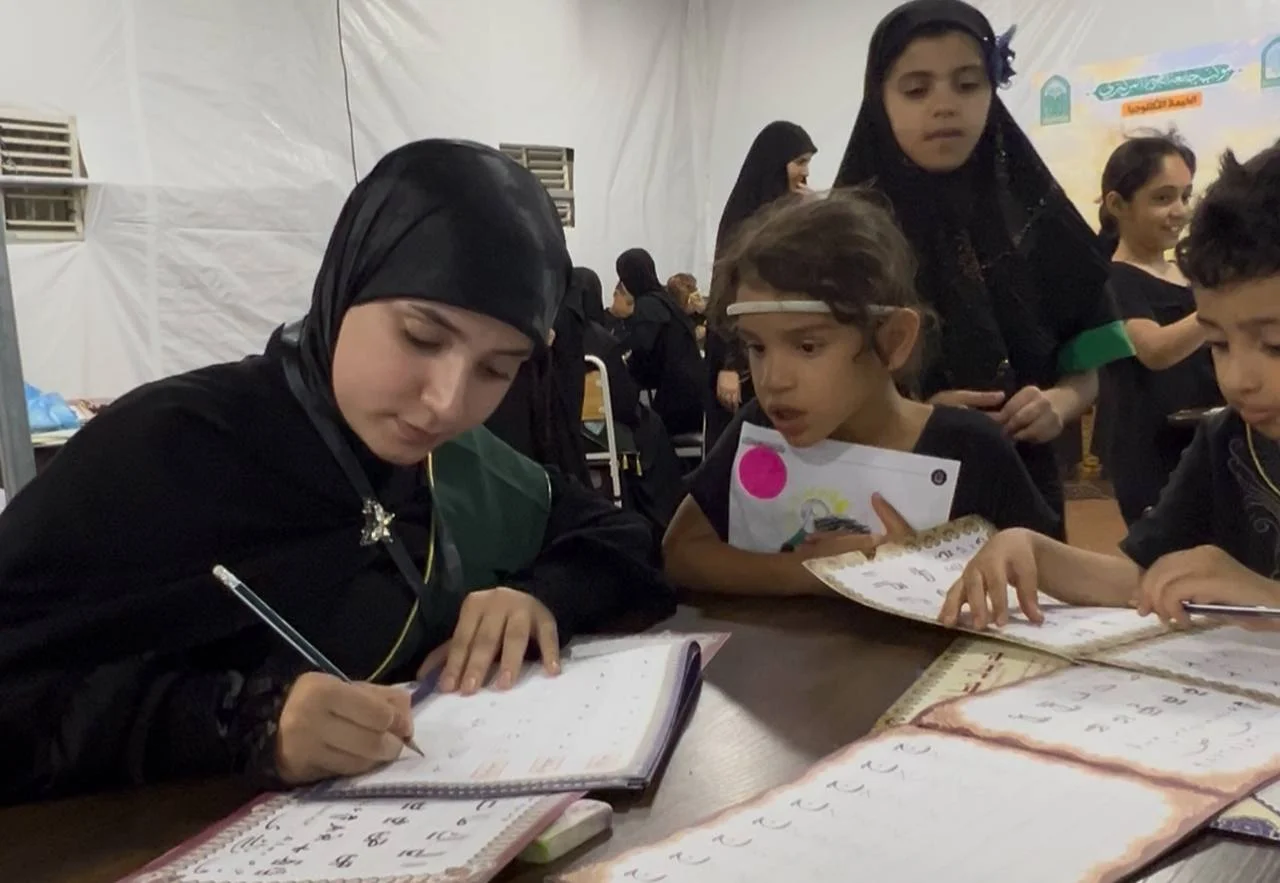 على طريق الأربعين.. الحروف تتشكّل جمالًا في ركن الخط للأطفال