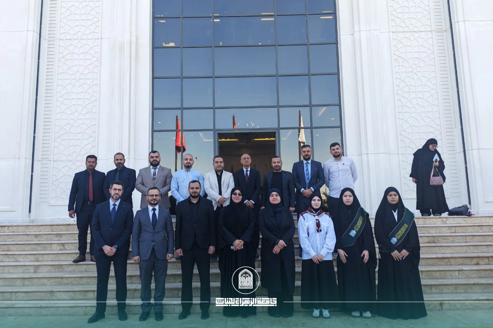بأيادي مهندسات المستقبل.. العلم العراقي يرفرف في سماء الجامعة إيذانًا بعام أكاديمي جديد