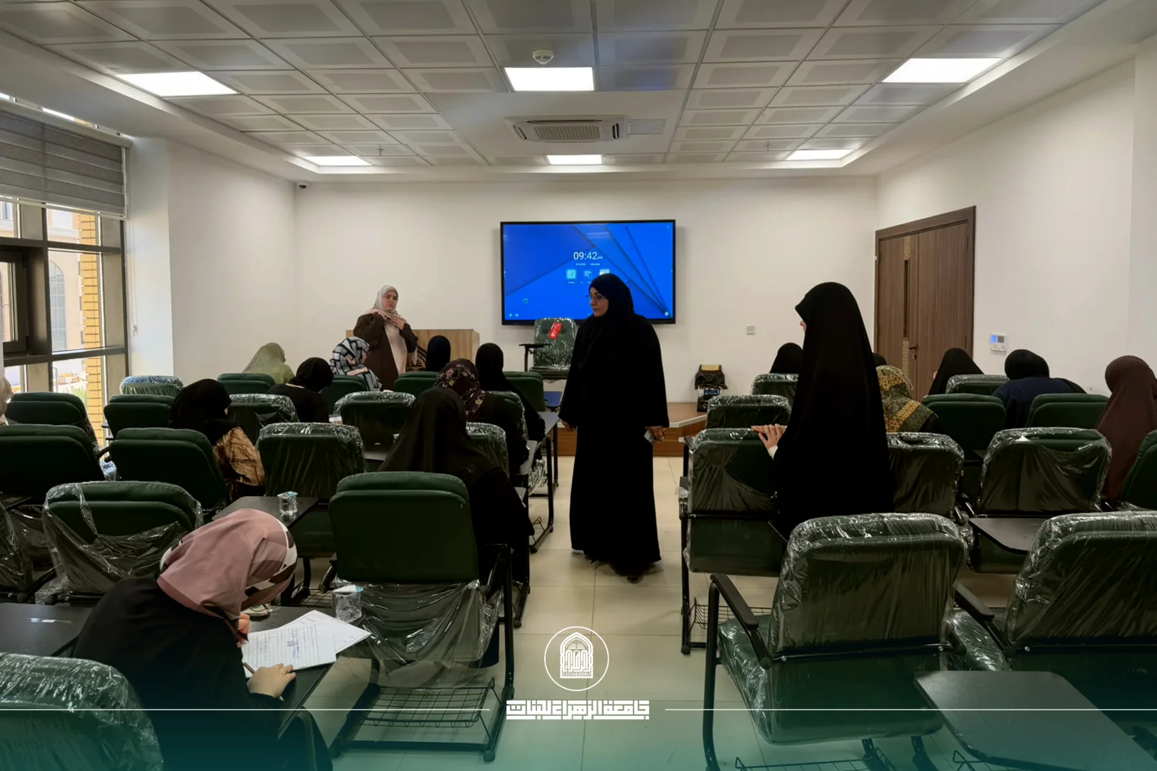 العميدة تتفقد سير امتحانات الدور الثاني في كلية الهندسة