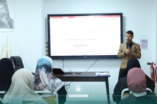 بلمسات إبداعية… قسم التربية الفنية يقيم ورشة في تصميم الديكور المسرحي بخامات بسيطة