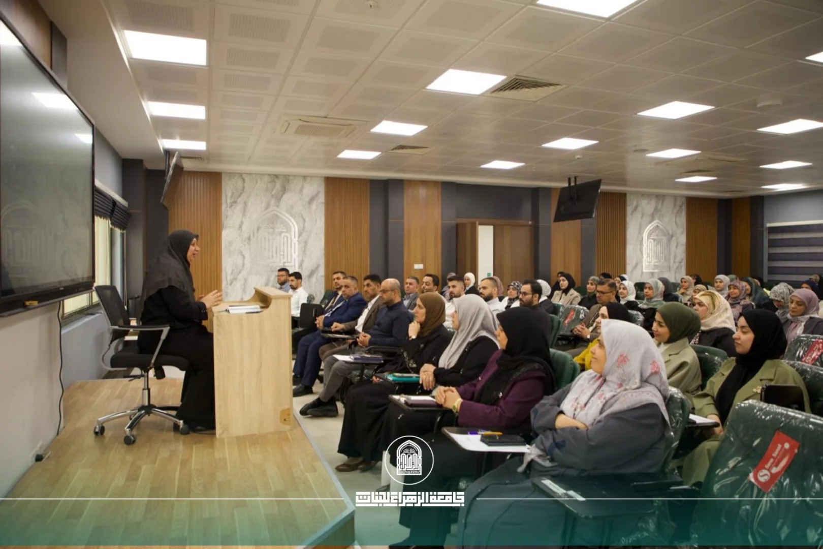 عميدة كلية الصيدلة تبحث مع الملاكات التدريسية والإدارية مسارات العمل للعام الدراسي الجديد