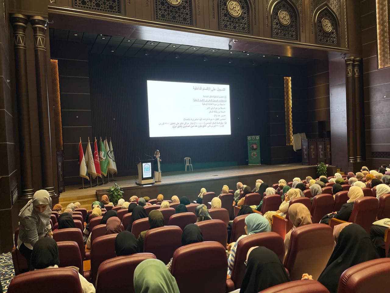 وسط أجواء من البهجة والسرور، طالبات كلية الصيدلة يرحبن بالطالبات الجدد.