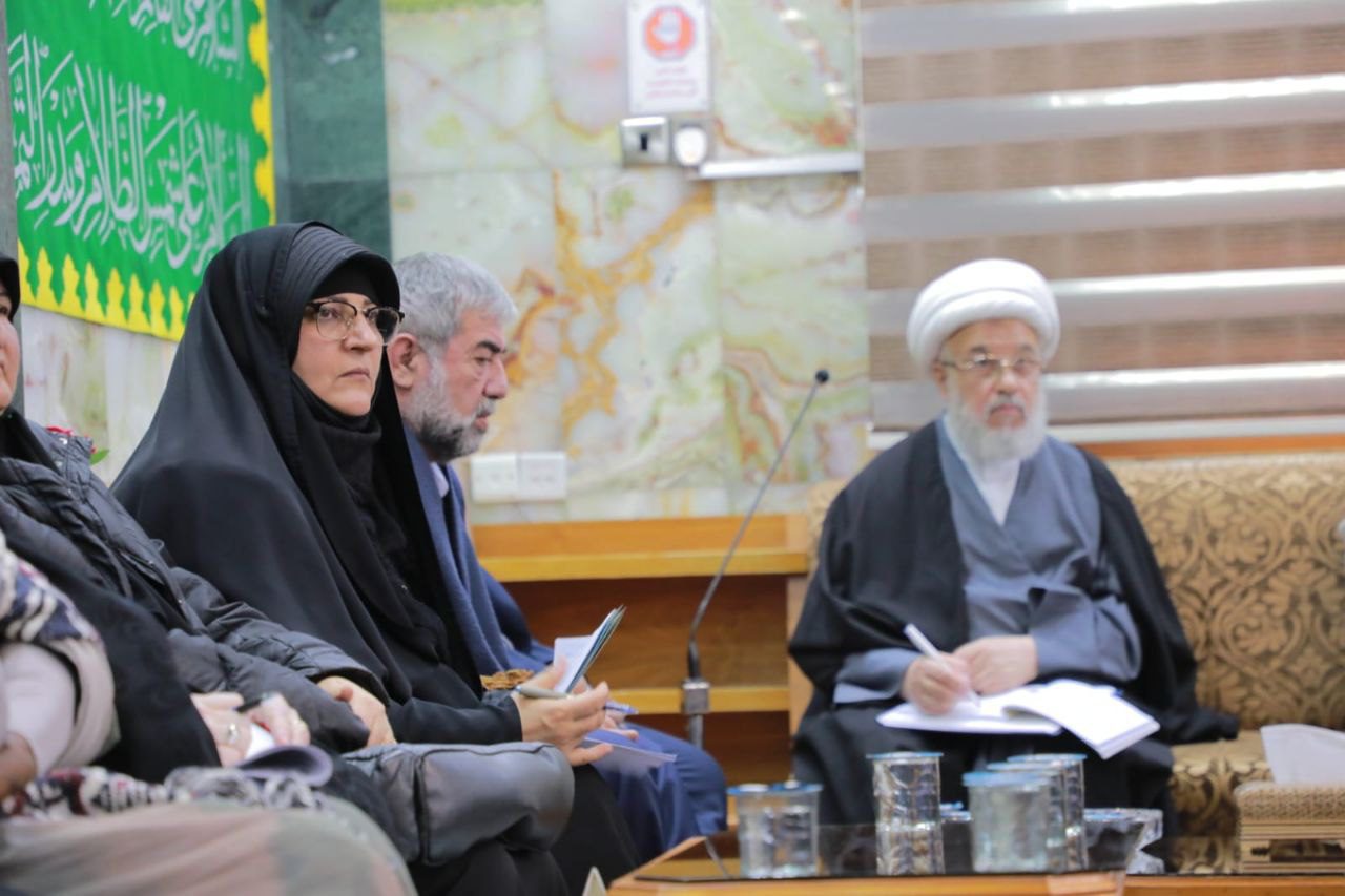 The legal custodian of the Holy Shrine of Hussainiya, Sheikh Abd al-Mahdi al-Karbalai (may his glory last) held a meeting on the sidelines of the Kawthar al-Isma Festival with the delegations participating in the festival from Arab and foreign countries,in the presence of the President of Al-Zahra University (peace be upon her) for women, Prof. Dr. Zainab Mulla Sultani. The meeting included talking about the establishment of the (Umm Abiha Foundation for Studies and Research) concerned with the in depth research on pious and noble attributes of Sayyeda Fatima Al-Zahra (peace be upon her), which includes researchers from different countries of the world, as it embodies the epitome of the human and Islamic personality that serves as a model for all segments. Al-Karbalai (may his glory last) explained the tasks of this institution, which is concerned with various scientific activities, research, investigation, and publication regarding the noble virtues and attributes of the immaculate personality of Zahraa (peace be upon her), as well as how to craft and formulate the Fatimid personality in society in its various segments, and put in place mechanisms to activate the Fatimid missionary role in the movement of society in general. Al-Karbalai (may his glory last) invited the active personalities who bear the Fatimid message to participate in bearing the burdens of the performance and tasks of this institution,from Iraq and abroad, and indicated that this establishment comes in light of the cultural, educational and moral challenges that threaten the family entity and women in general more than before. It is worth noting that the second Kawthar Al-Ismah International Cultural Festival was held under the auspices of the Holy Shrine of Al-Hussainia under the slogan “Fatima Al-Zahra (peace be upon her) the blessing from of heaven and the manifestation of Kawthar with the participation of delegations from (23) Arab and foreign countries.