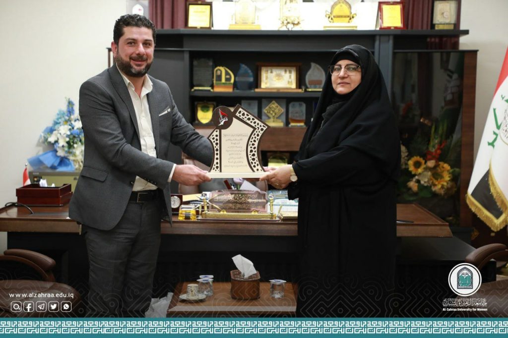 درع تكريم قناة كربلاء الفضائية يُهدى لجامعة الزهراء (عليها السلام) للبنات