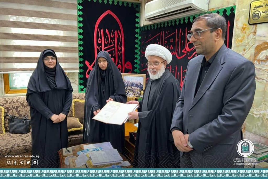 المتولي الشرعي للعتبة الحسينية المقدسة سماحة الشيخ عبد المهدي الكربلائي ( دام عزه) يكرم عميدة كلية الصيدلة أ.م.د نور الدباغ
