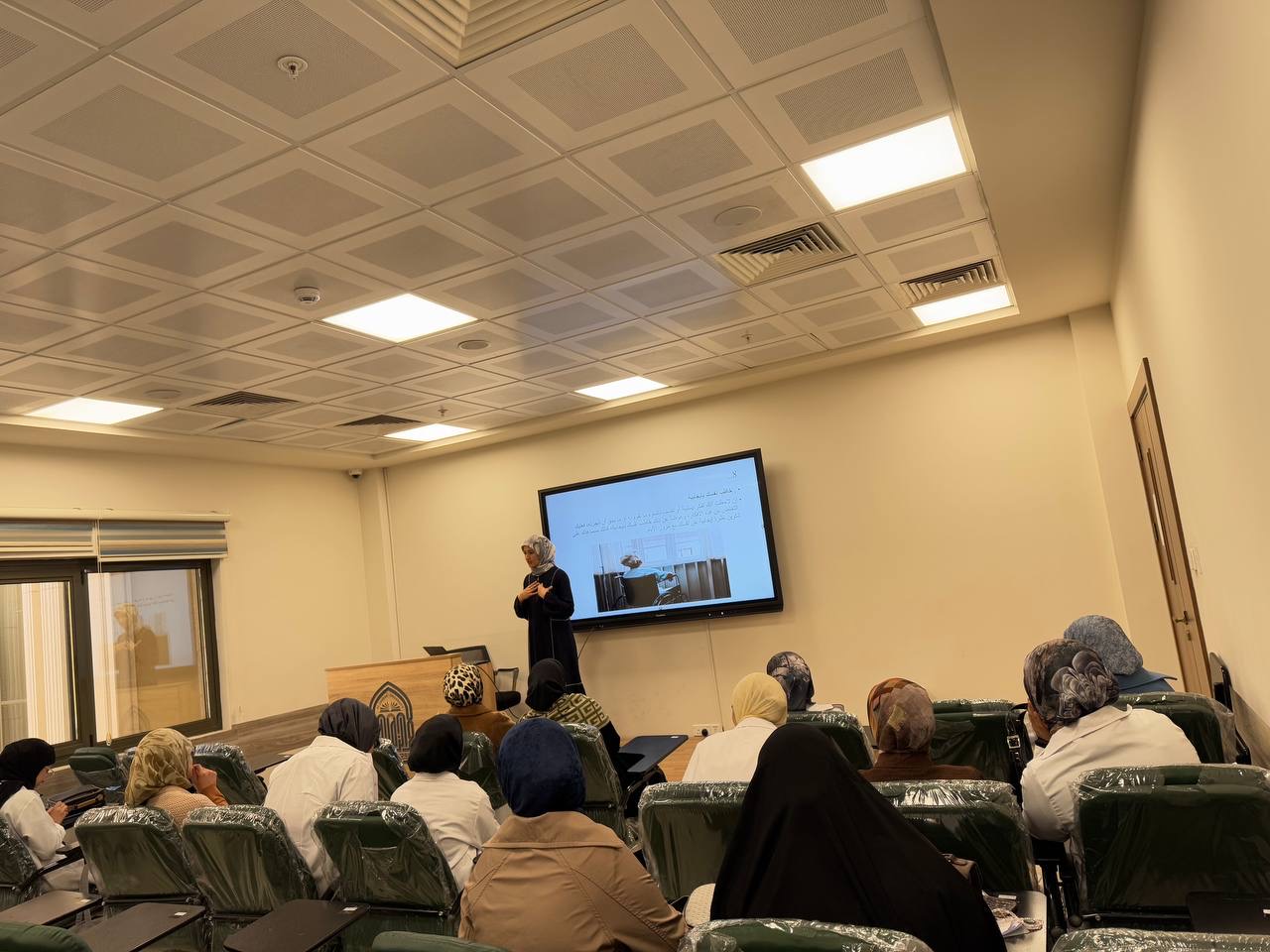 كلية التقنيات الصحية والطبية بالتعاون مع مركز التعليم المستمر وشعبة التأهيل والتوظيف أقامت ندوة توعوية بعنوان "التخلص من الأفكار السلبية"