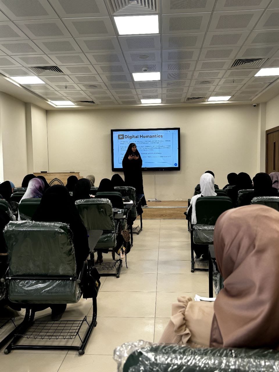 Department of English Language at Al-Zahraa University Holds Workshop Entitled “Interdisciplinary Literary Theories”
