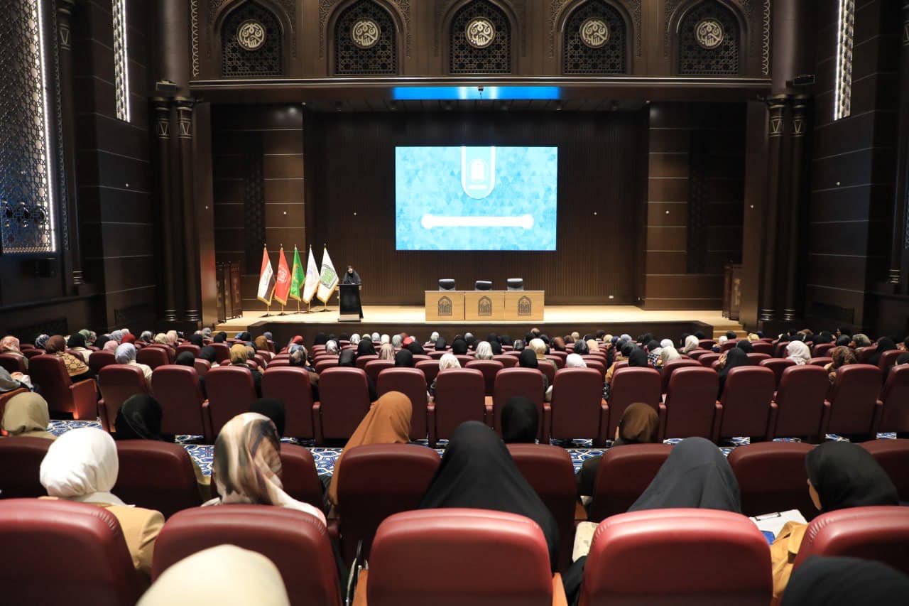 The College of Information Technology Engineering held a warm welcome for first-year female students, attended by the Dean, Prof. Dr. Ghidaa Abdul-Hussein Al-Mulla, along with faculty members and administrative staff. The event included a tour of the college and campus facilities to help students settle in and get familiar with the services offered.