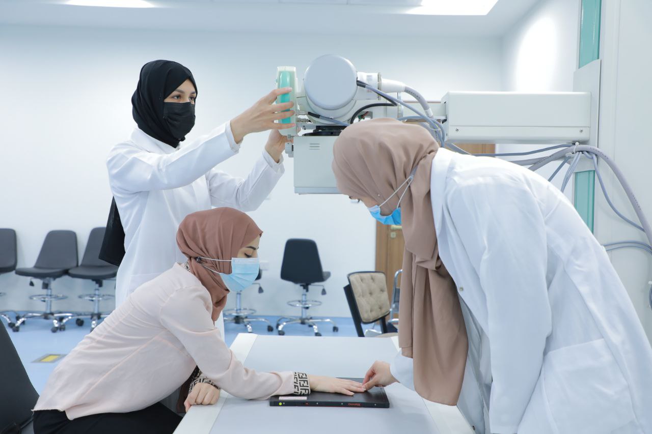 جانب من الدروس العملية في "مختبر الاشعة X-Ray".